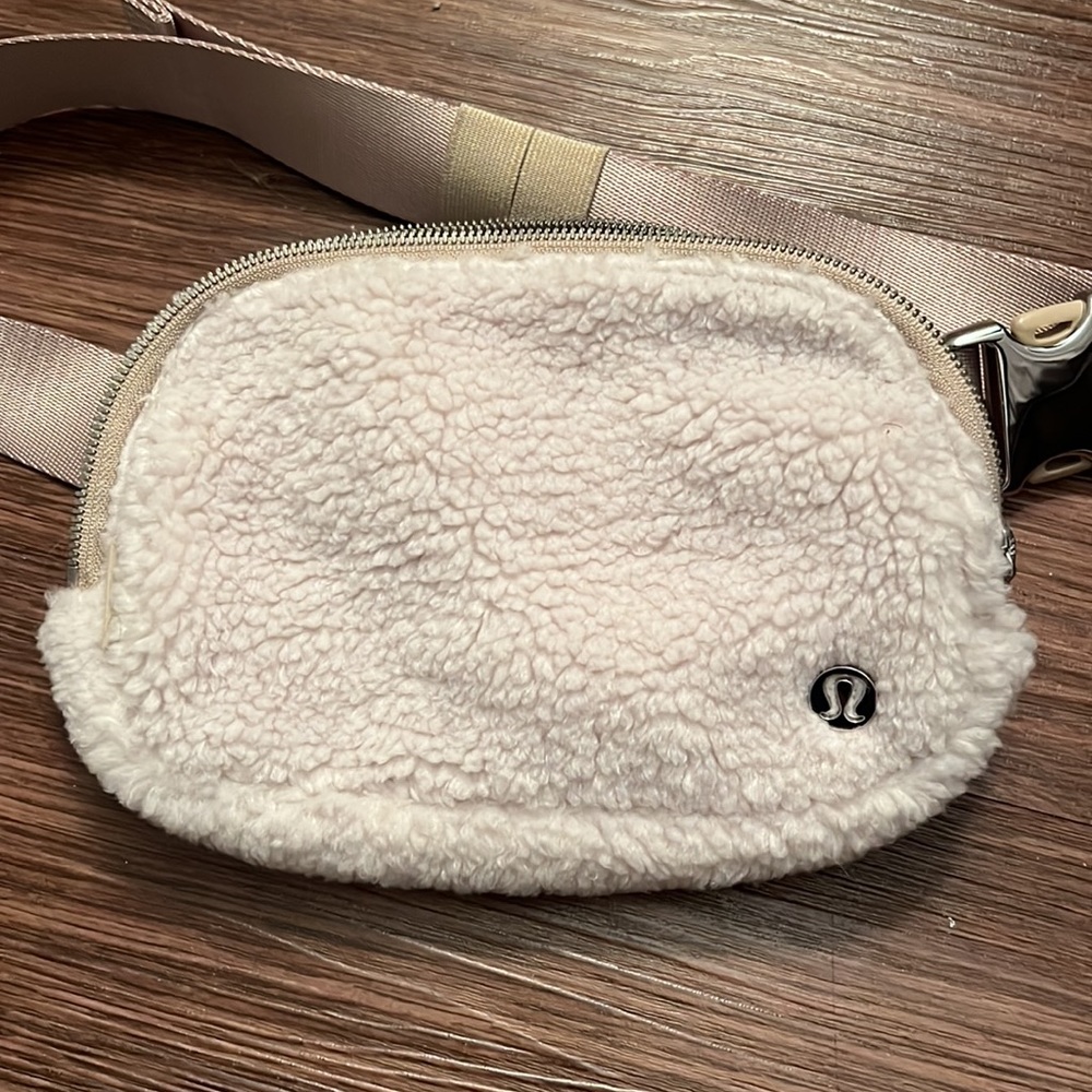 Lululemon Beige/Sherpa Everywhere Belt Bag